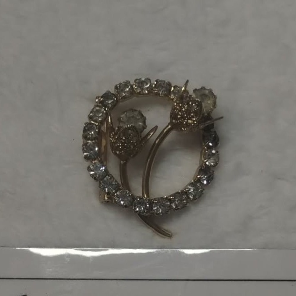 Vintage Gold Tone Rhinestone Floral Wreath Brooch Pin Clear Stones Flowers Bin 2